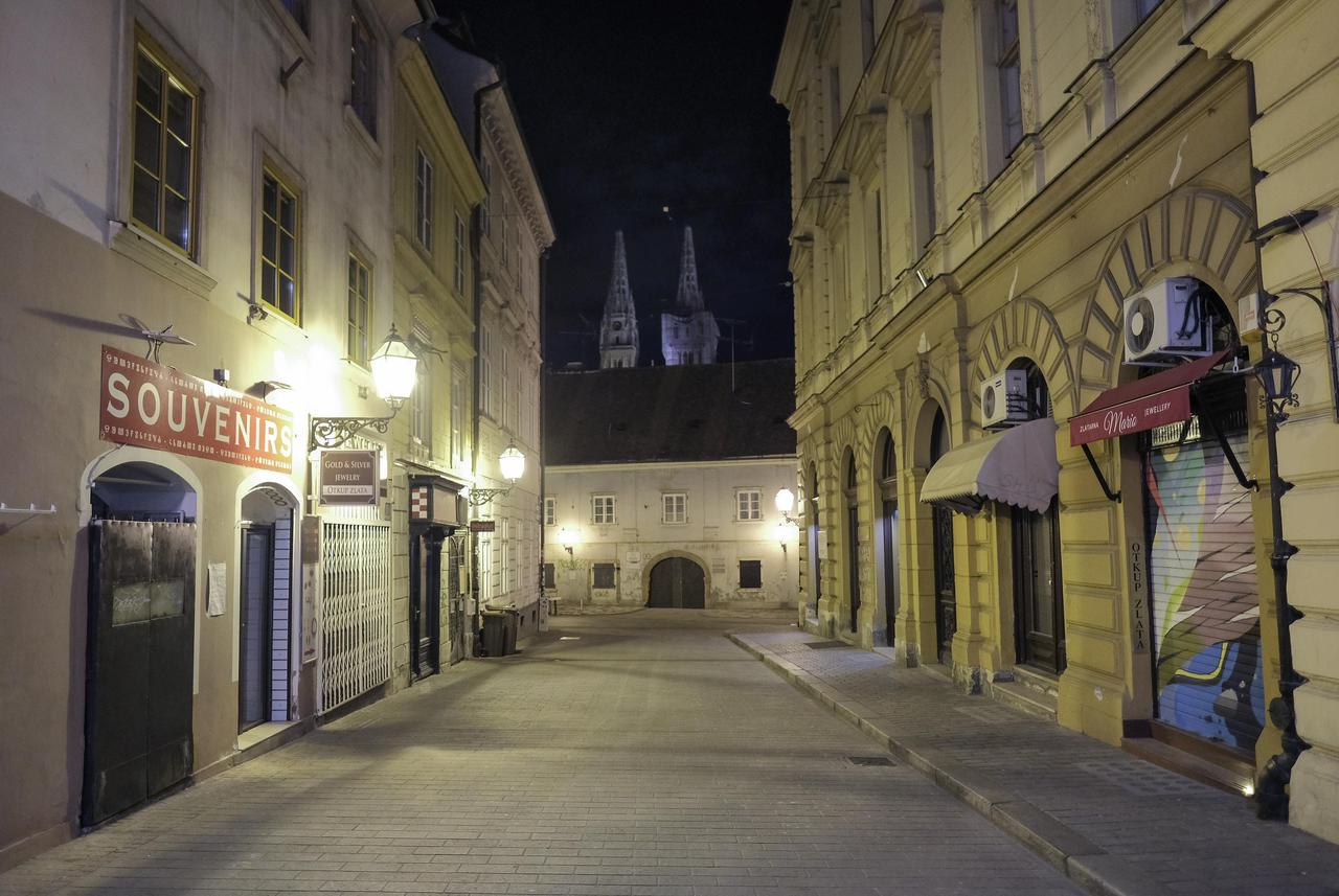Krvavi most. Na broju kbr. proradila je na Novu godinu 1887. prva zagrebačka telefonska centrala